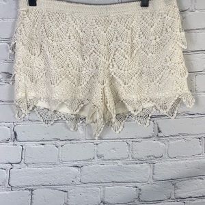 Rewind: Lace/Crochet Cream Shorts Size:(L)